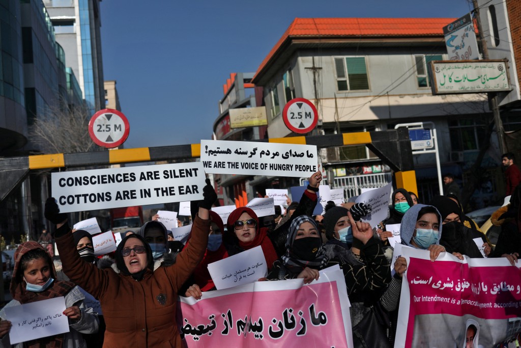 塔利班箝制女權動作不斷，大批婦女曾舉行示威抗議。路透社