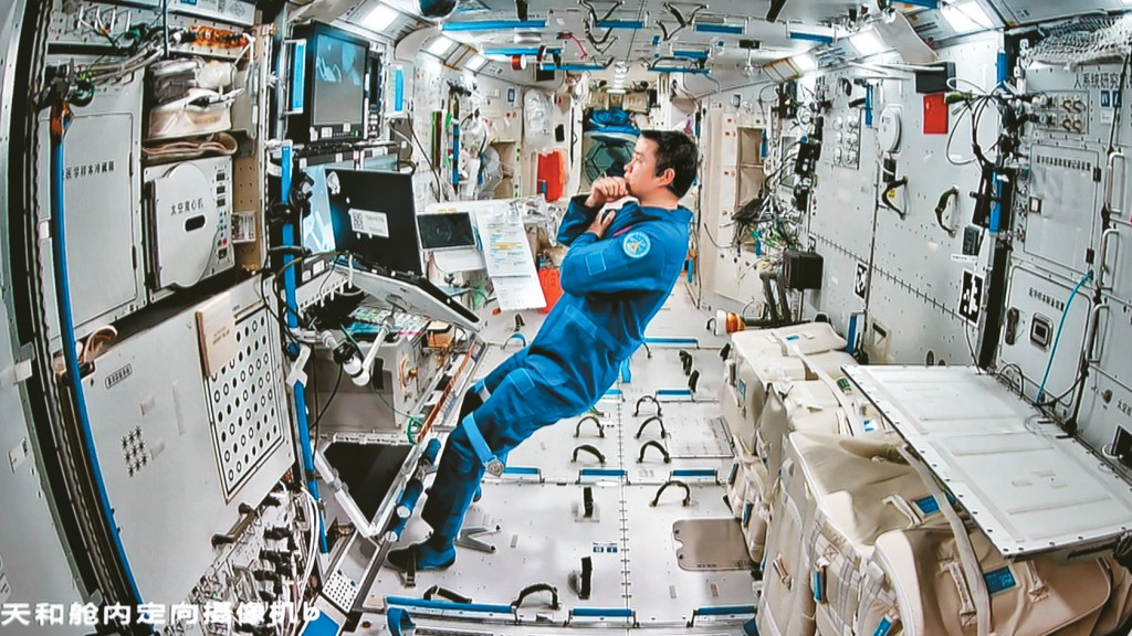 神舟二十號乘組太空人陳冬在空間站內工作。