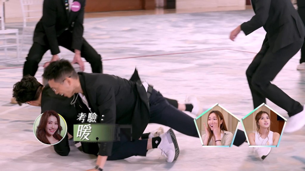 吳旭東及譚梓樂即一支箭標向前爭櫈坐。