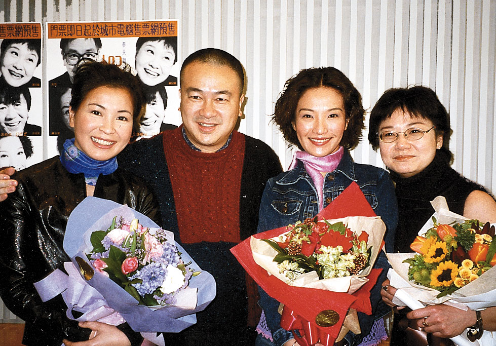 苏玉华（左）早年为兴趣以在职人士身份报读香港演艺学院，并以优异成绩毕业。