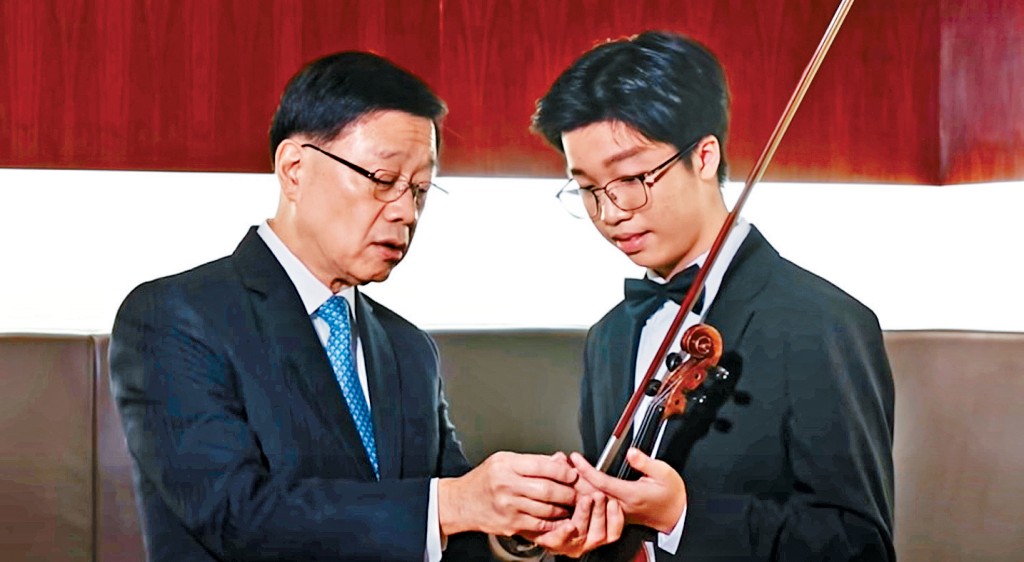 李家超看見李同學手掌都起晒繭，稱讚佢確實下了苦工。