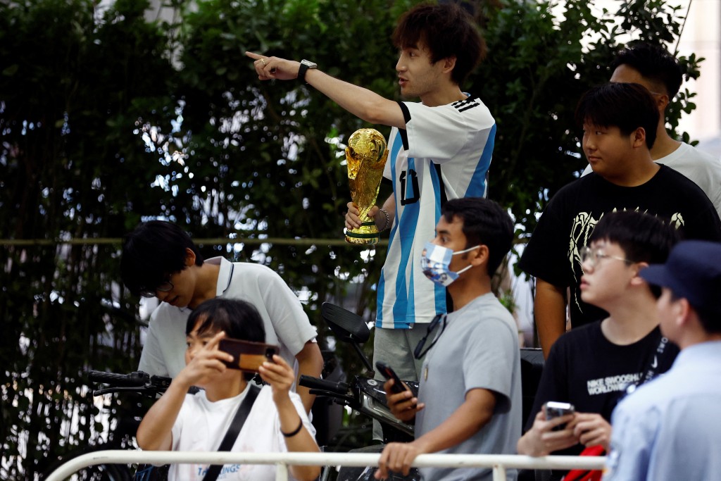 中国球迷非常热情在酒店外守候美斯。路透社