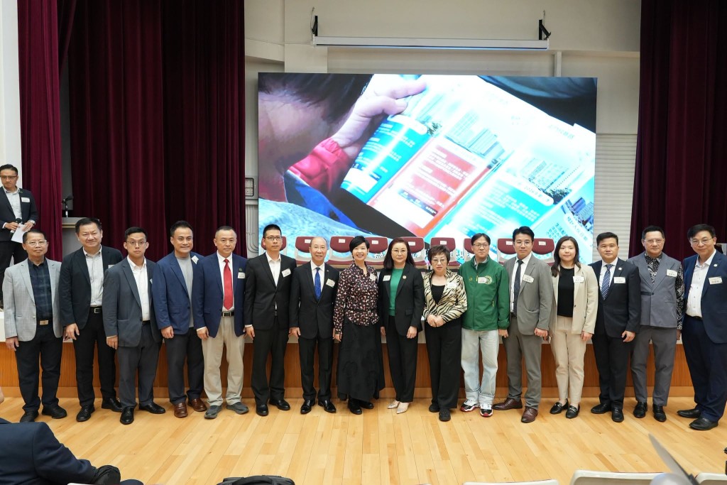 她聯同水務署和消防處同事,及電力公司代表,與前線物業管理人員、地產代理、業主代表及相關持份者直接對話。 她聯同水務署和消防處同事,及電力公司代表,與前線物業管理人員、地產代理、業主代表及相關持份者直接對話。