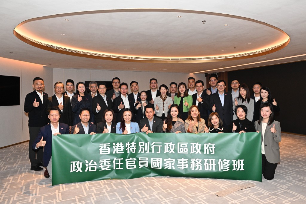 叶文娟（第二排中）与一众团员合照。政府新闻处图片