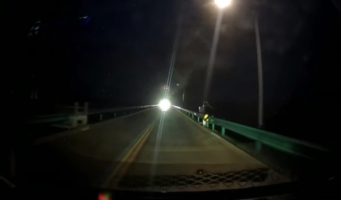 馬路上間驚見4人開檯食飯。瀟湘晨報