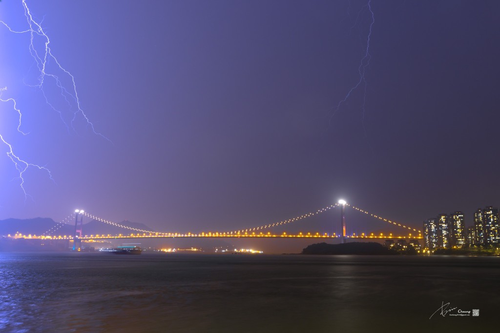 昨晚黃雨期間青馬大橋上空閃電不斷。FB@Bin Cheung攝