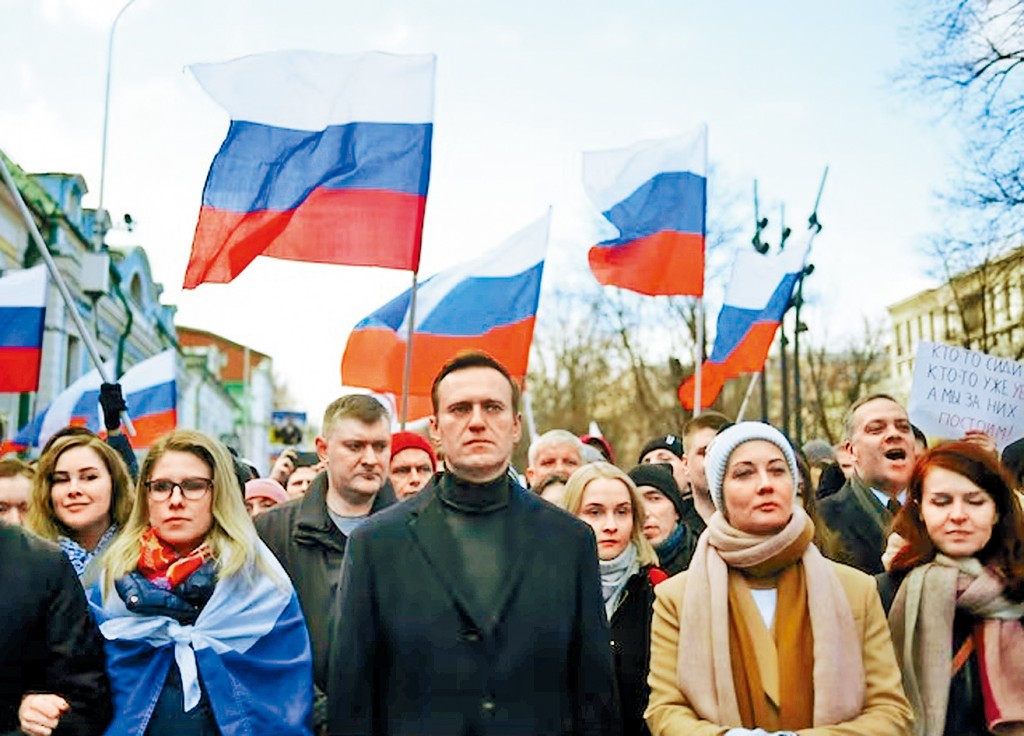 俄反對派領袖納瓦爾尼2020年與妻子尤利婭，在莫斯科參加反政府遊行。