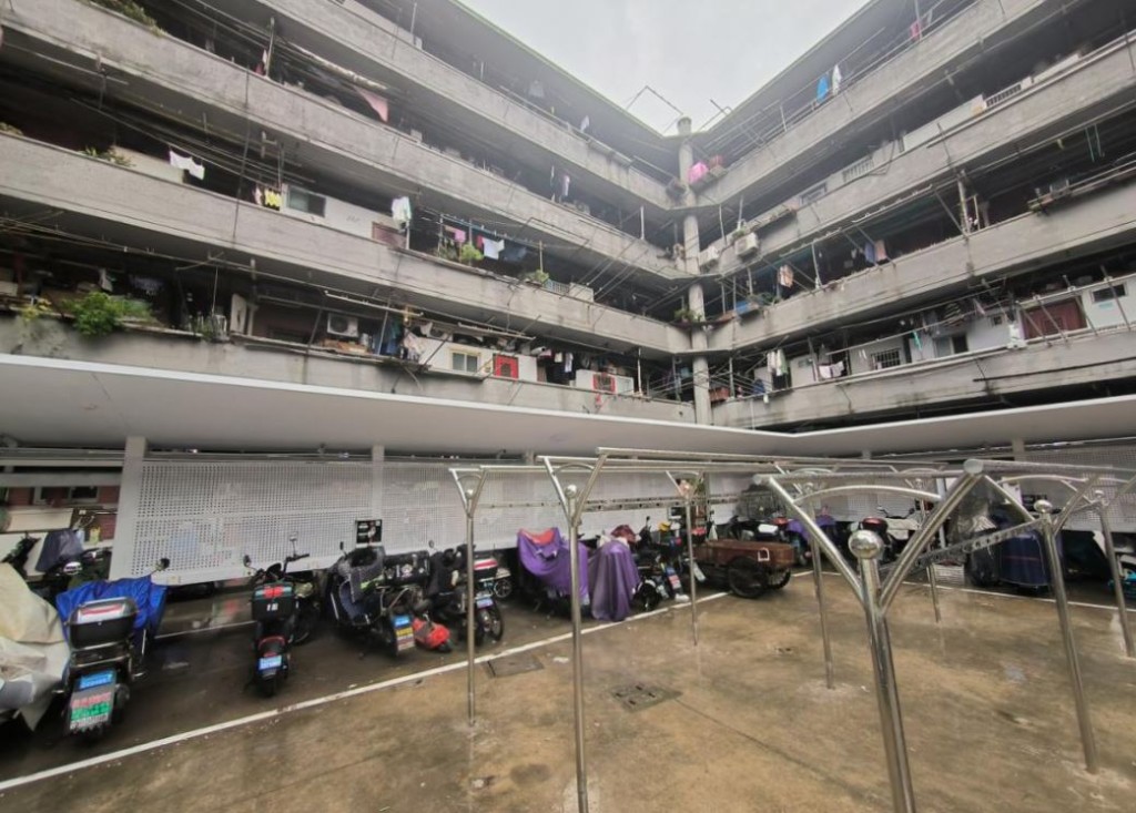 外界認為，上海隆昌公寓是周星馳《功夫》豬籠城寨原型。上海楊浦官方微信