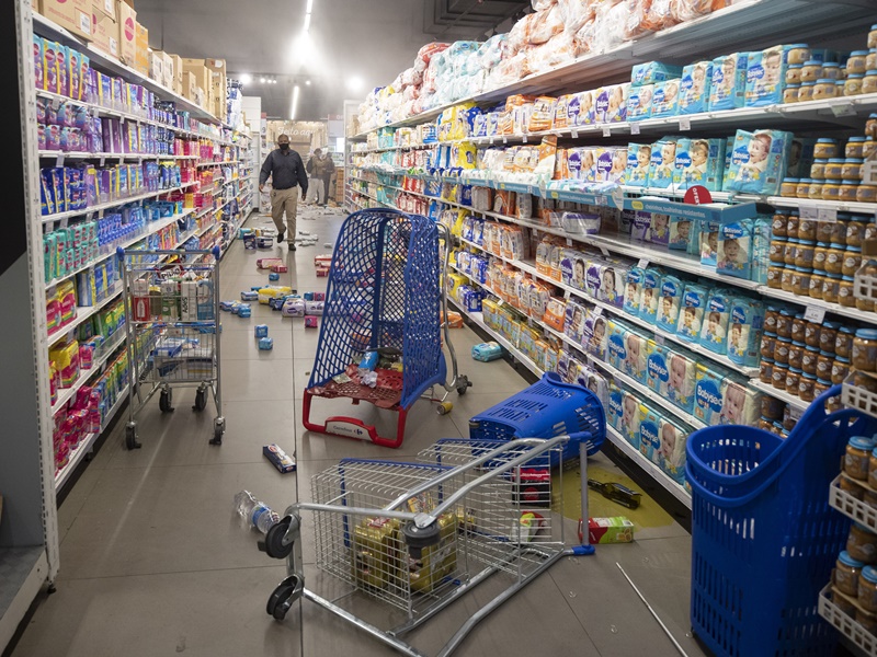 超过一千人上街抗议。AP