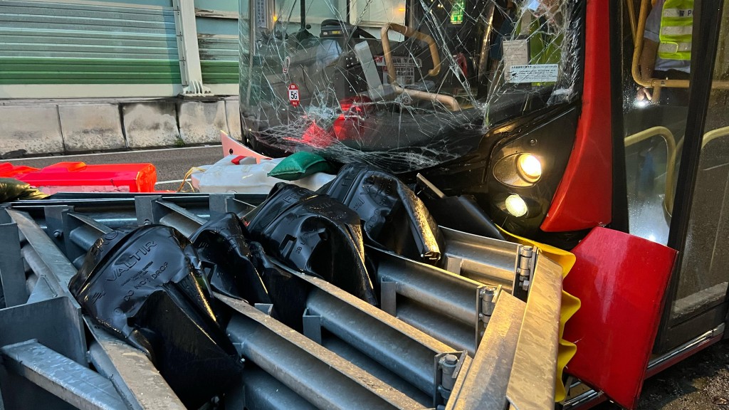 九巴員工接載車撞向「風琴式」防撞欄。
