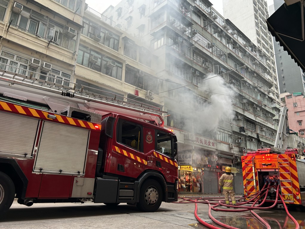 消防升起雲梯灌救。曾志恒攝