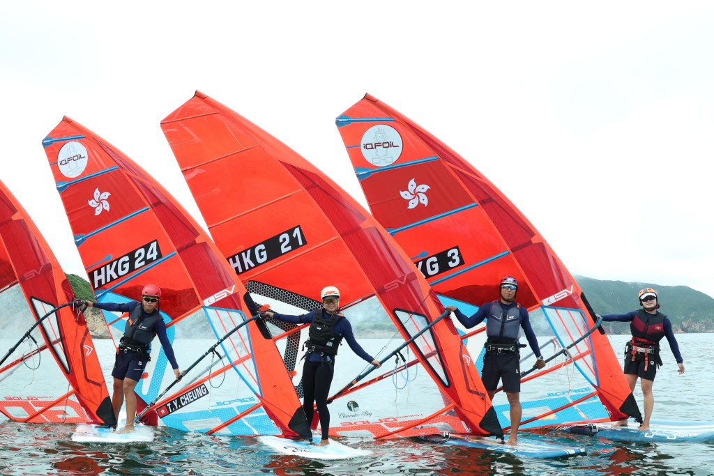 4位準亞運滑浪風帆代表包括成人組的馬君正(右起)、鄭清然及U19組別的張子悅、黃梓豪周一在清水灣會見傳媒。徐嘉華攝 4位準亞運滑浪風帆代表包括成人組的馬君正(右起)、鄭清然及U19組別的張子悅、黃梓豪周一在清水灣會見傳媒。徐嘉華攝