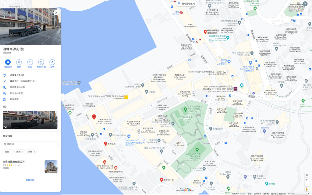 工廈位於臨海地段，距油塘港鐵站約6分鐘步程，大型商場「大本營」則約14分鐘步程。google map