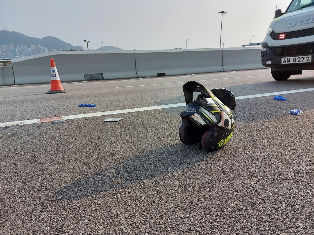 電單車在青沙公路失事,司機送院後傷重不治。