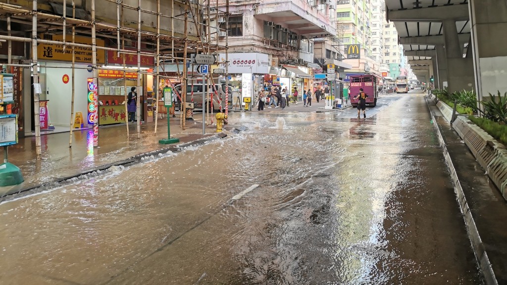 大角咀道爆鹹水管淪澤國 水務署趕至搶修。FB：李左治@大角咀人和事