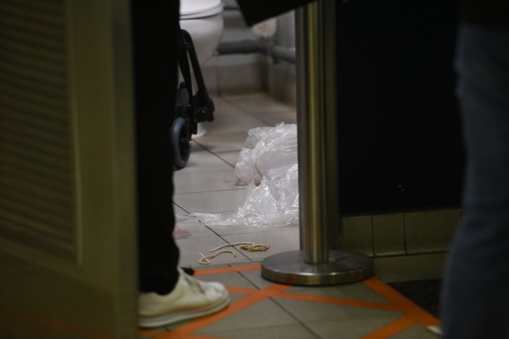 港铁石门站日前发生长者胶袋笠头自杀悲剧。资料图片