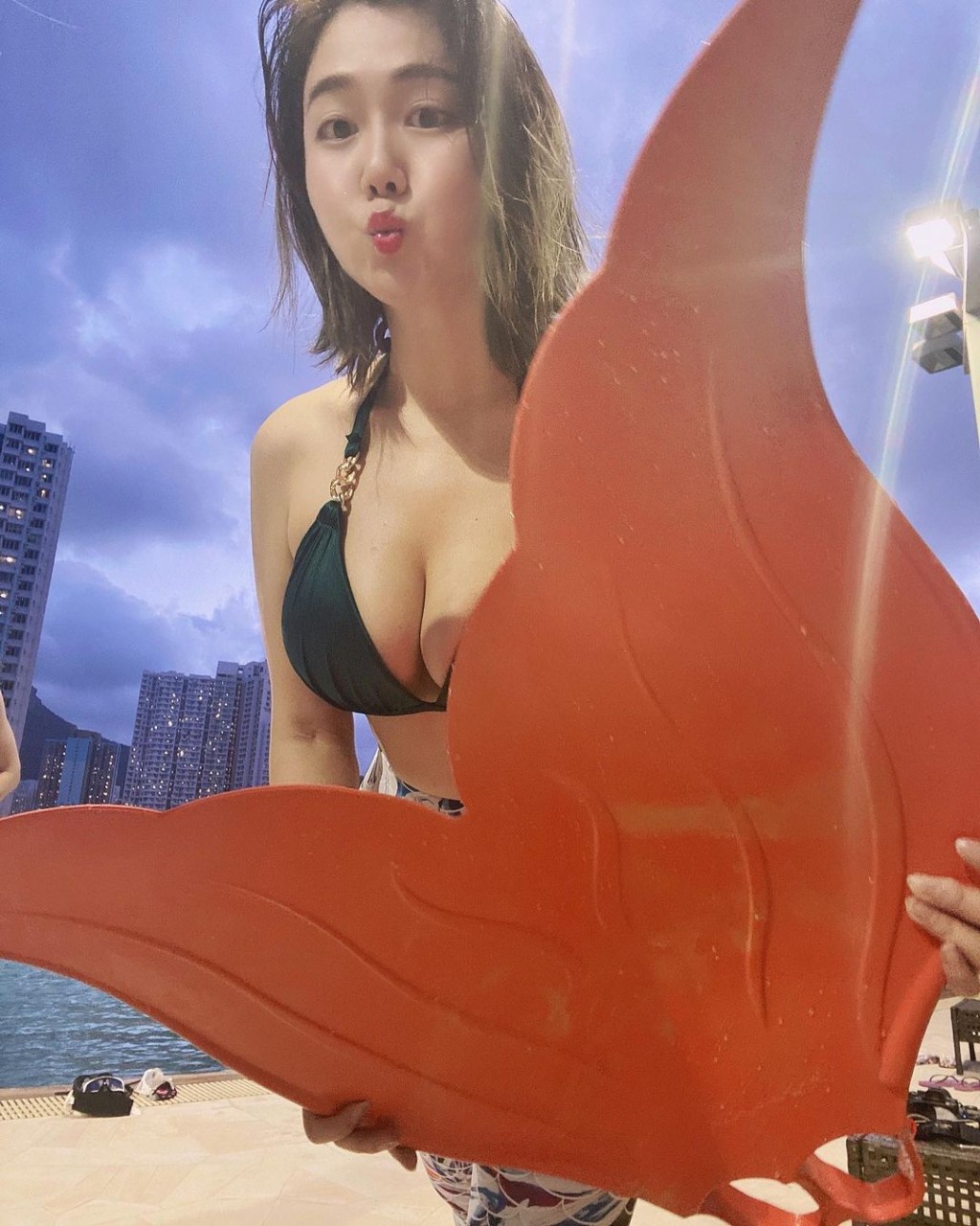 自備美人魚魚尾落水。