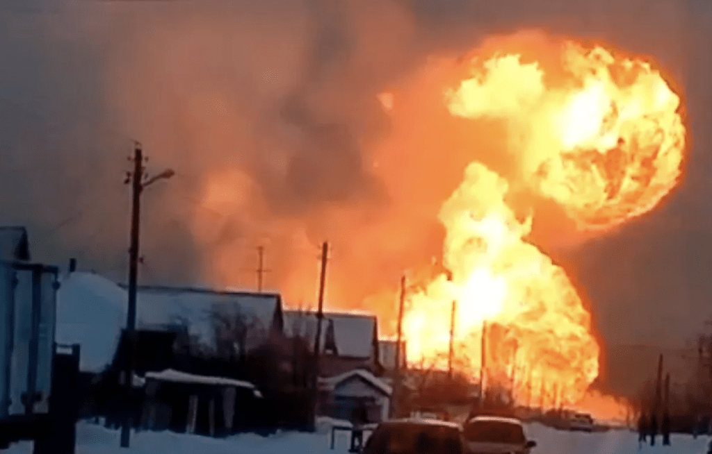俄罗斯屡传公用设施和工厂爆炸。图为去年12月，俄西部一处输往西欧的天然气管线发生惊人爆炸，造成至少3人死亡。美联社