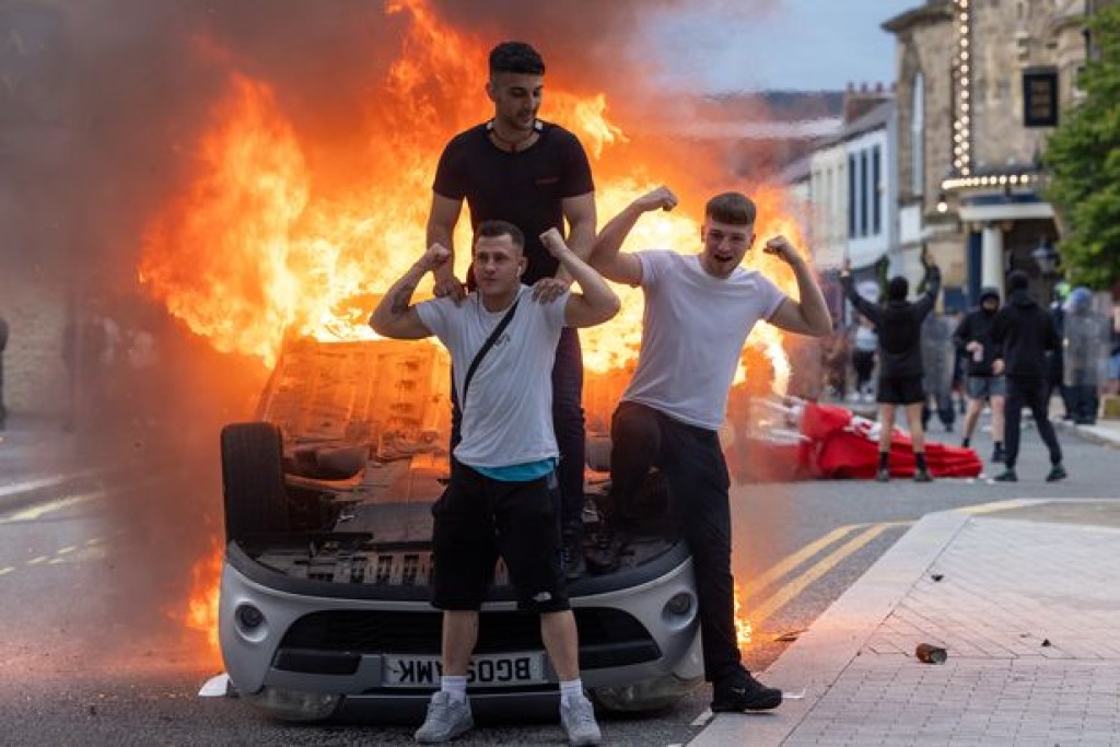 桑德兰示威者纵火烧毁汽车。网上图片