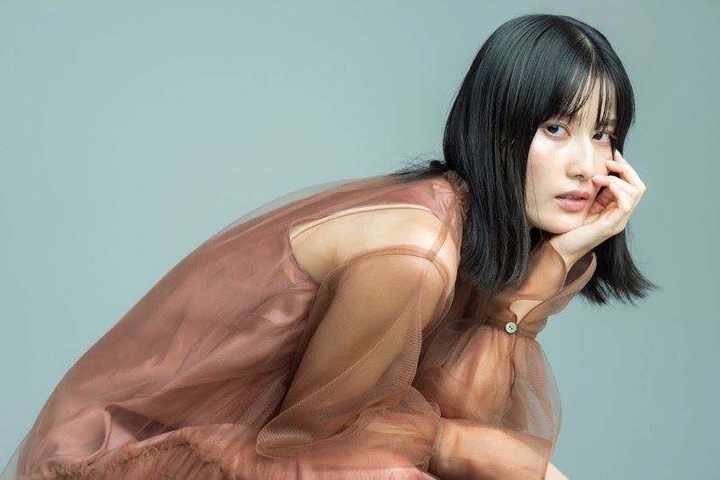 佐藤二朗被指在首集的車內戲，觸碰了橋本愛（圖）的下巴。