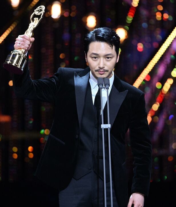 2022年,卞約漢更憑《閑山:龍的出現》拿下青龍、大鐘、百想最佳男配角獎。 2022年,卞約漢更憑《閑山:龍的出現》拿下青龍、大鐘、百想最佳男配角獎。