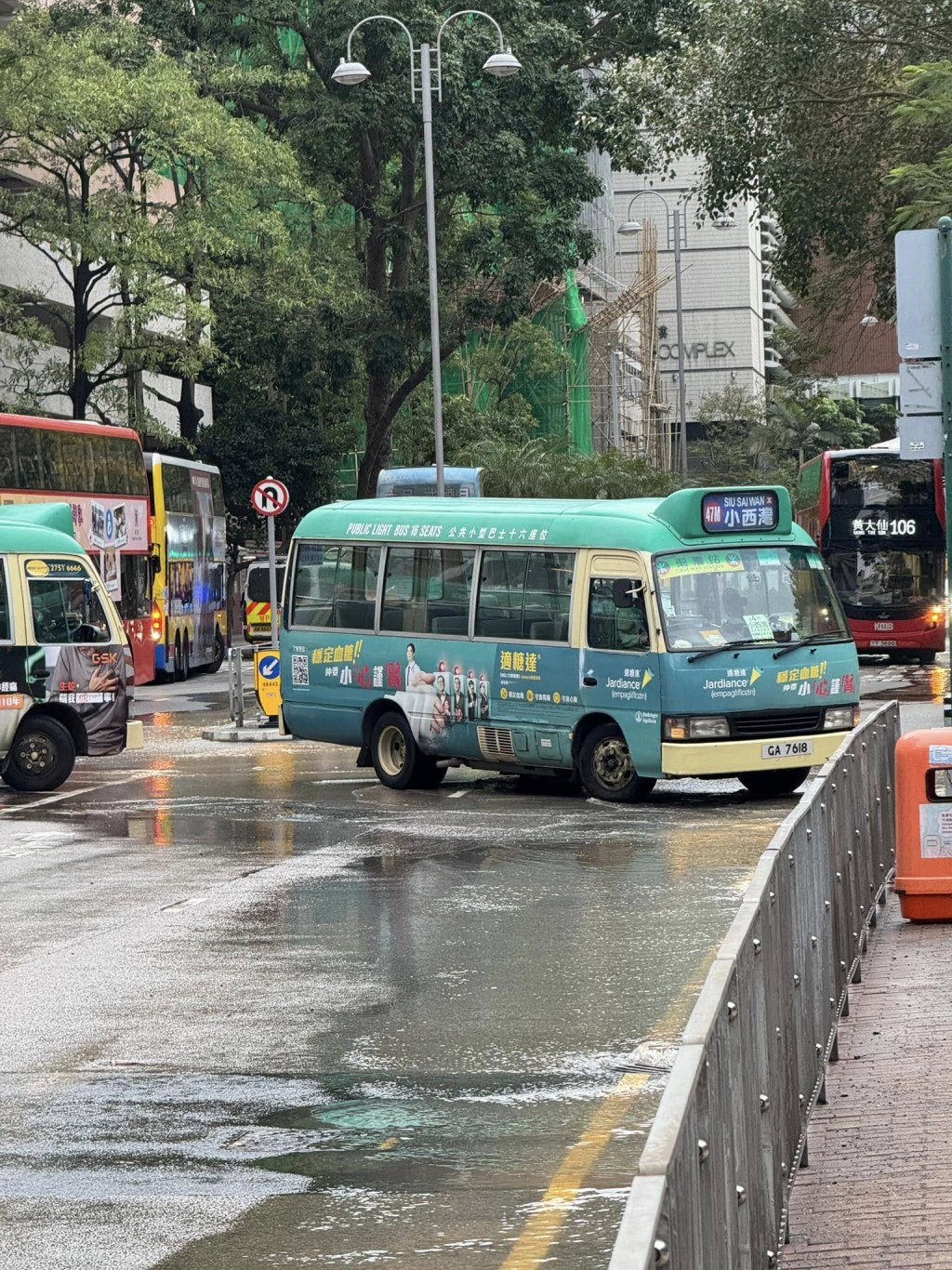 駛經車輛涉水而行。fb「小西灣/柴灣/杏花邨電單車關注組」Gary Tong攝