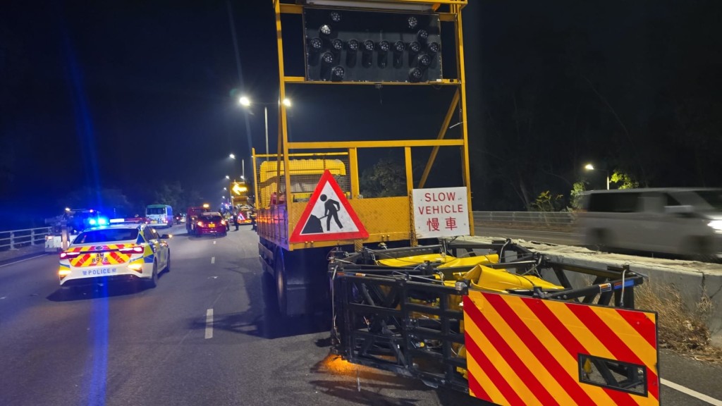 工程車尾部防撞架亦告受損。黎志偉攝