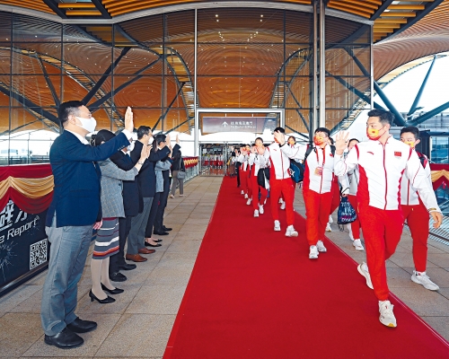 ■國家東京奧運代表團結束三天訪港，經港珠澳大橋返回內地。圖為民政事務局局長徐英偉（左一)向代表團道別。