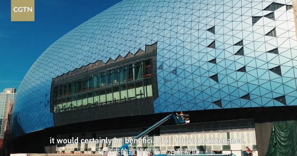 李榮昌指玻璃幕牆鋪砌還要平衡反光度與居民感受，減少對居民影響，讓建築真正融入城市、服務公眾。