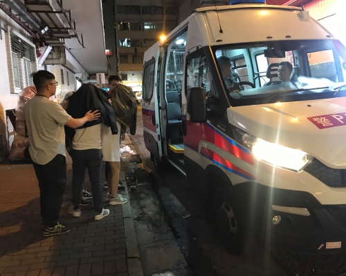 警方在行動中拘捕主持及賭客，共4男女。警方提供