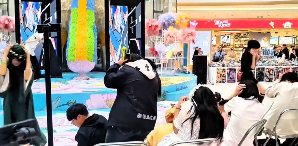 河南有开业仅2月商场爆天幕洒玻璃雨致多人浴血。抖音