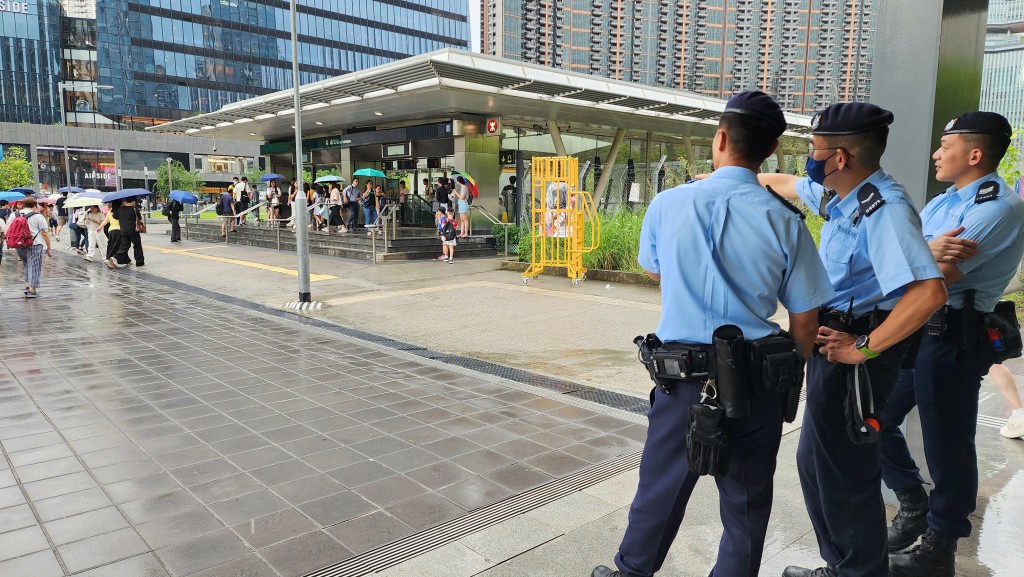 多名警員在體育園一帶加強巡邏,打擊「黃牛黨」活動。 多名警員在體育園一帶加強巡邏,打擊「黃牛黨」活動。