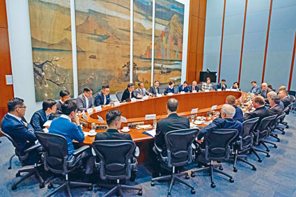 ■十七名立法会议员与美中关系全国委员会国会代表团会面。