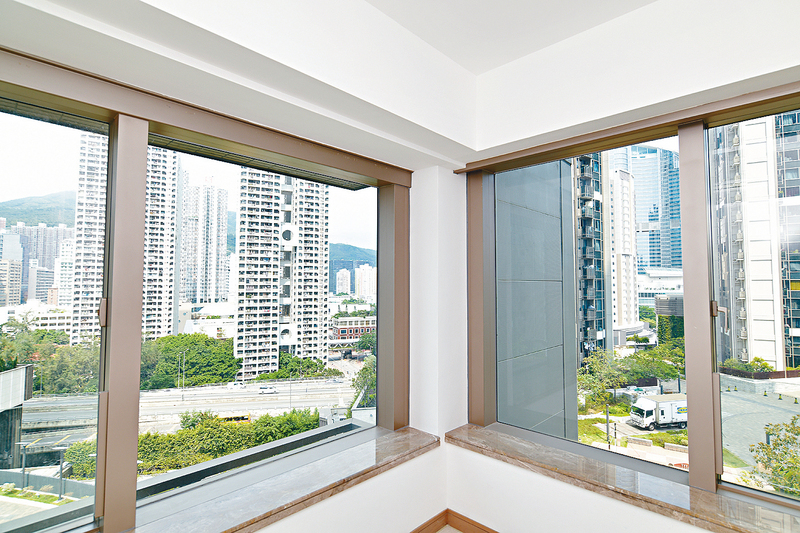 ■此房設有雙邊窗，有助採光及通風。