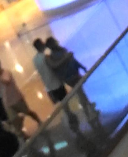Amigo仲加多兩錢肉緊邊行邊攬實女友。