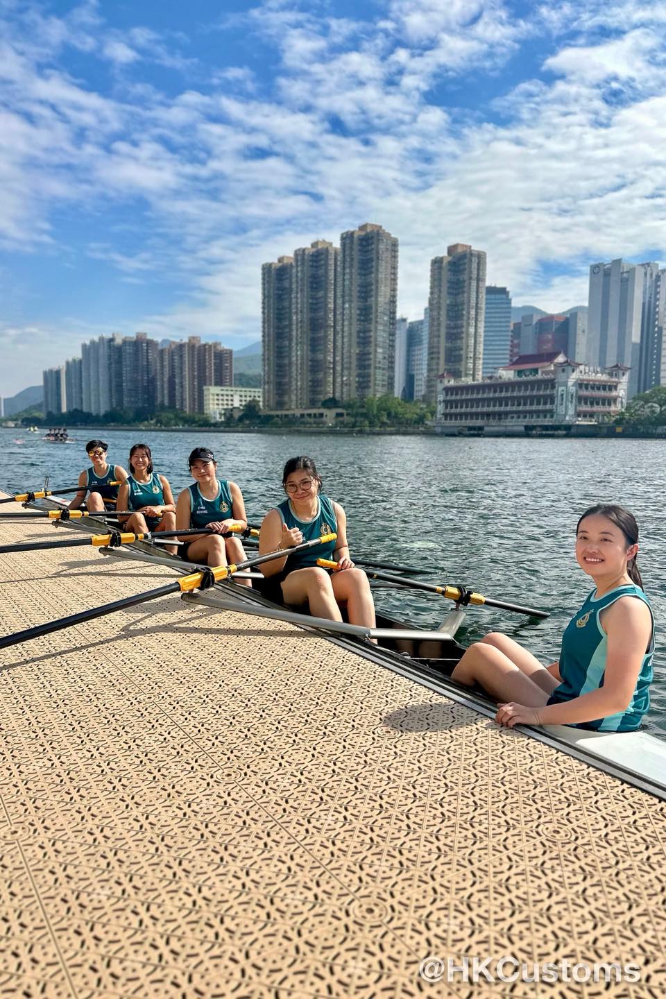 海關划艇隊派出多位女將出戰在沙田城門河舉行的「第47屆香港賽艇錦標賽」。香港海關FB圖片 海關划艇隊派出多位女將出戰在沙田城門河舉行的「第47屆香港賽艇錦標賽」。香港海關FB圖片