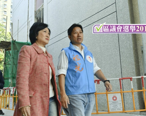 前警察員佐級協會主席陳祖光(右)拉票獲新民黨主席葉劉淑儀(左)站台。
