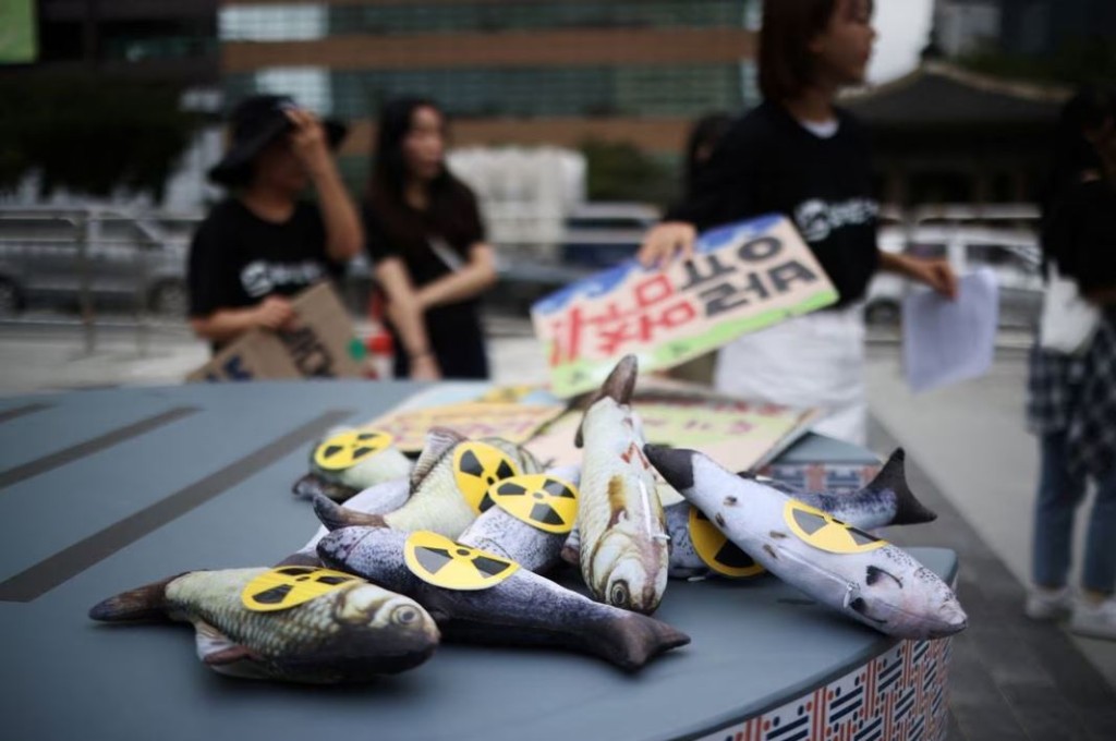 韩国民众不满日本排放核污水，担心会污染海产。路透社