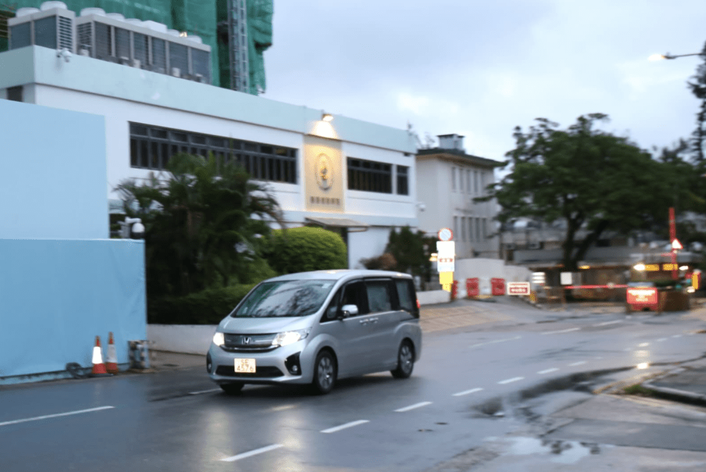 其中一輛警方私家車相信已接載尹兆堅離開。