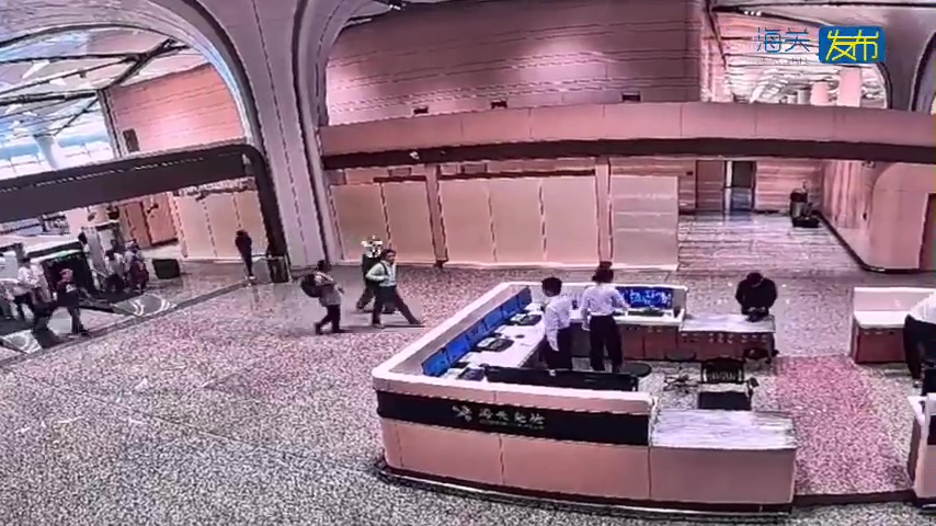 新皇岗口岸开通后首案!女客手袋藏3.5万未申报美元赴港被截。 海关发布 新皇岗口岸开通后首案!女客手袋藏3.5万未申报美元赴港被截。 海关发布