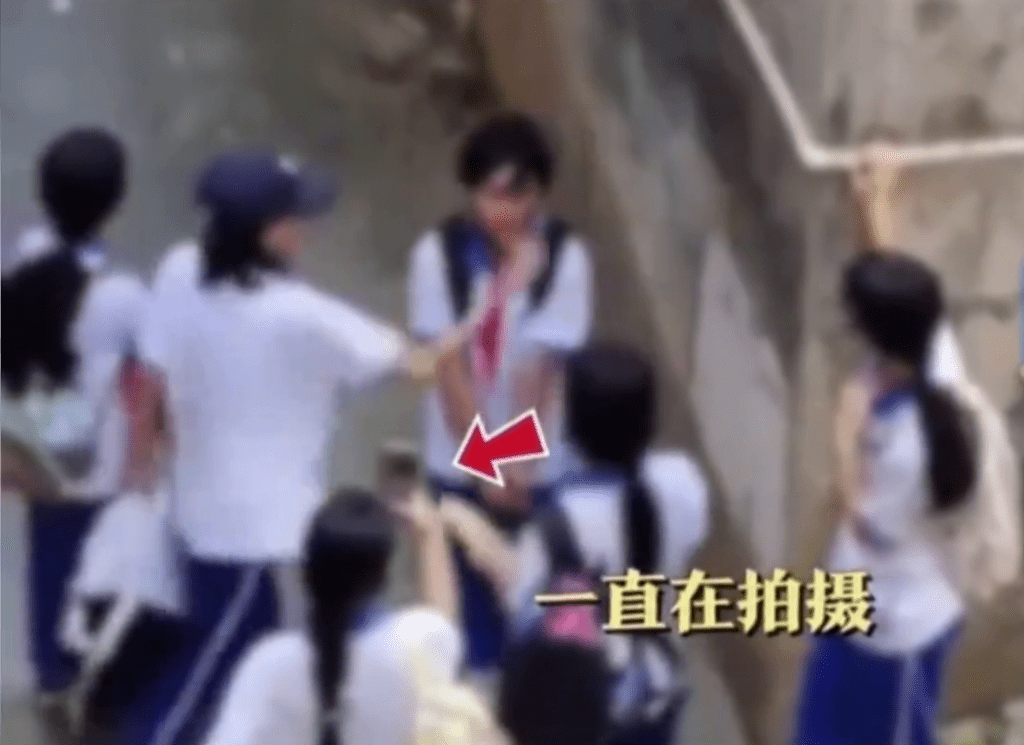 有人掌掴女生、有人举机拍片嬉笑。