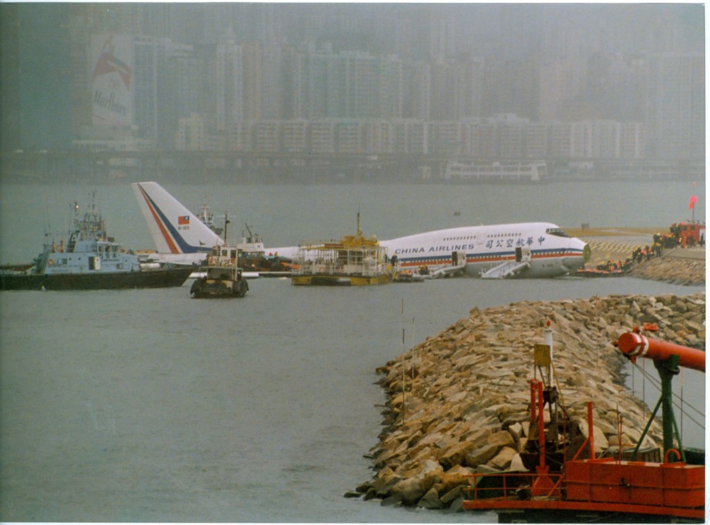 1993年華航客機衝出啓德機場跑道，幸好無造成重大傷亡。資料圖片