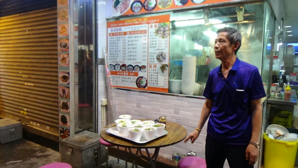 店主李先生直讚消防員是英雄。黃文威攝