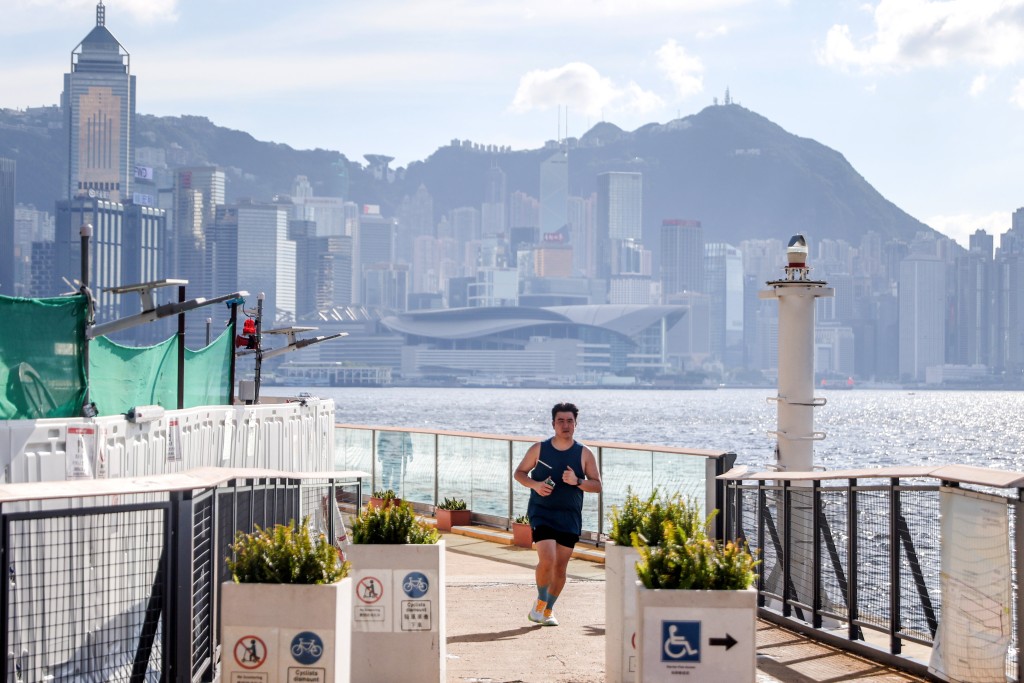 正午時分,本港多處地區氣溫上升至33度左右。 正午時分,本港多處地區氣溫上升至33度左右。