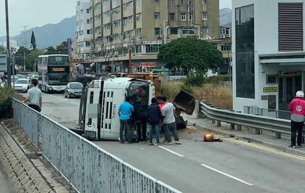 泥頭車翻側路中。fb：香港突發事故報料區