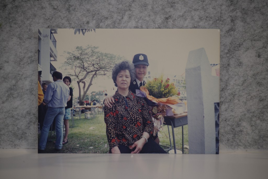 吳玉蘭加入海關時與母親留影，她現時是一名高級關員。受訪者提供
