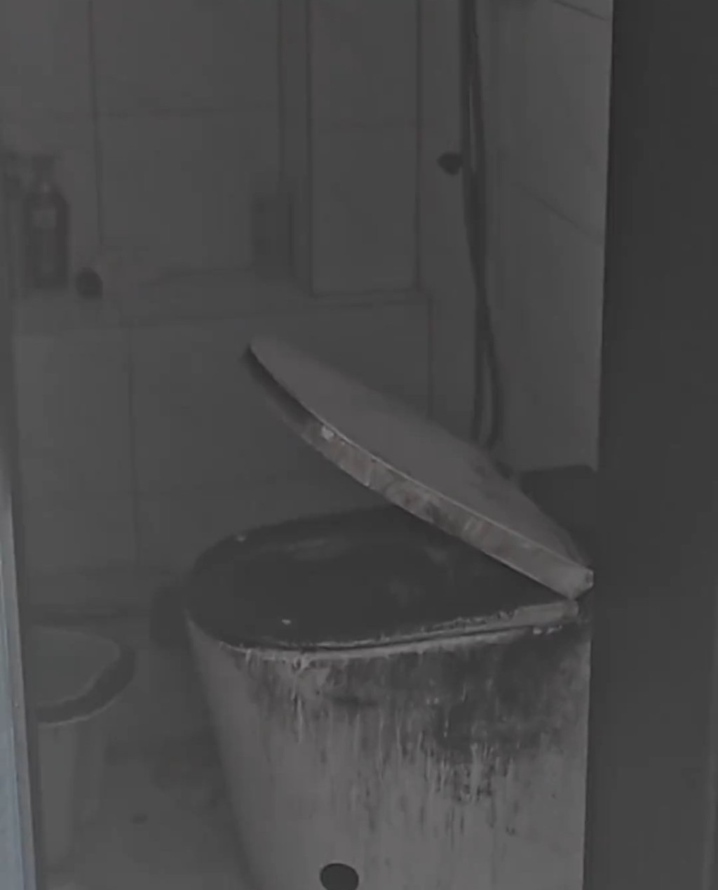 事后马桶严重熏黑。抖音@常州消防