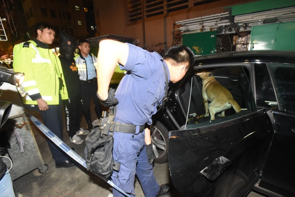 警方在車上搜出懷疑毒品
