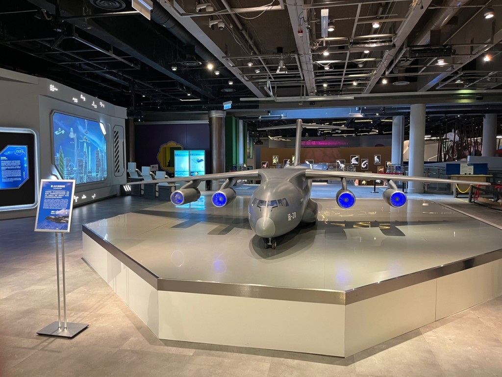 在展廳內展出1比8、翼展約6米的「運-20」大型運輸機模型。 在展廳內展出1比8、翼展約6米的「運-20」大型運輸機模型。