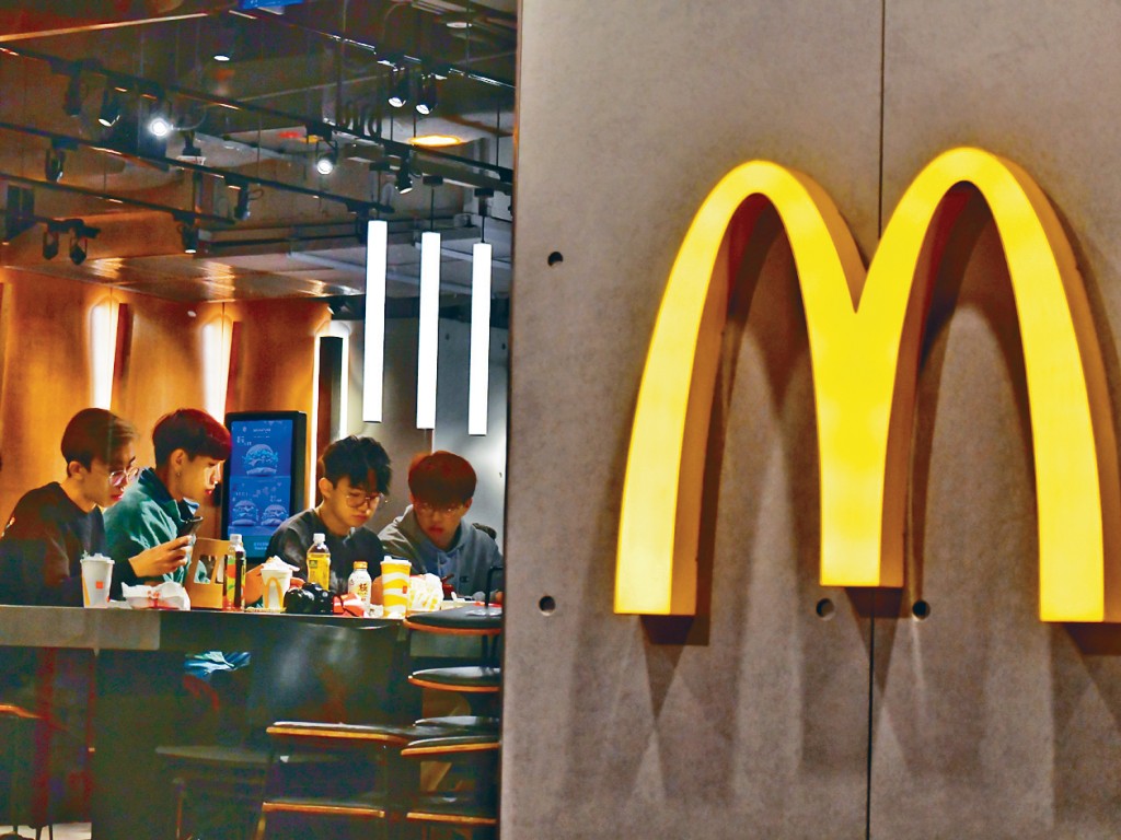 麥當勞昨日表示，下周二起全線產品上調價格一元。